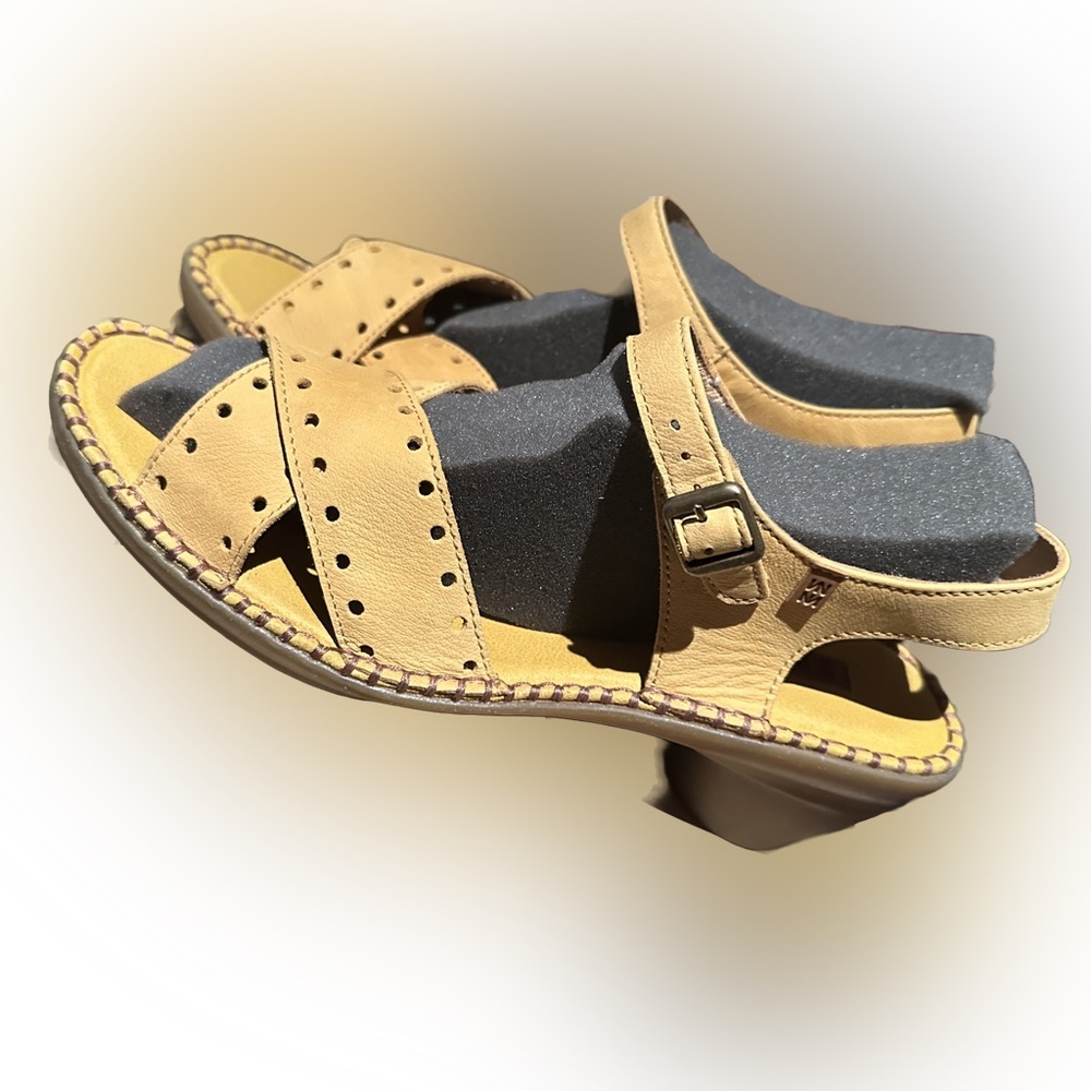 El Naturalista Soft Leather Sandal